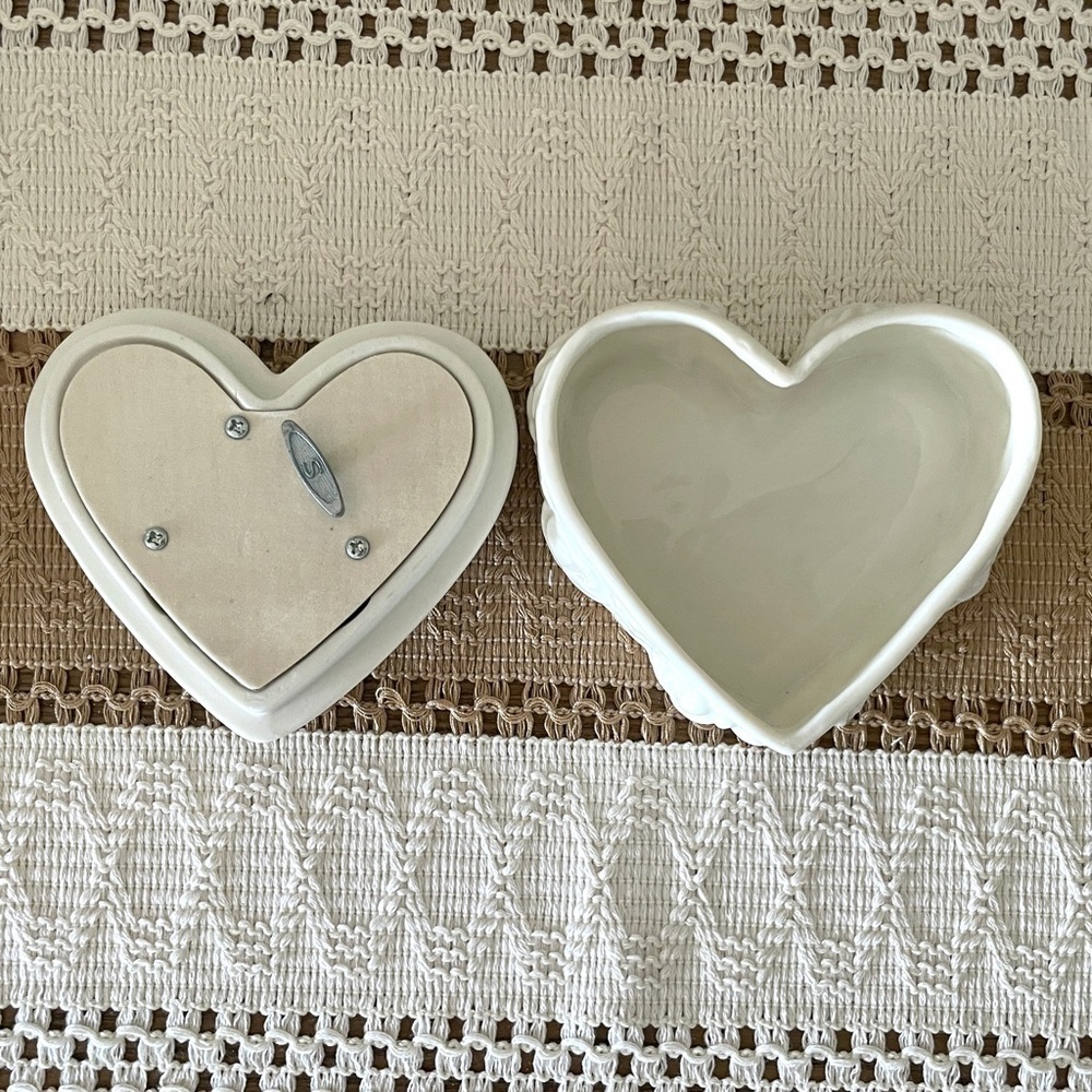 White Heart-Shaped Ceramic Jewelry Music Box with Gold Trim - Picture 4 of 11
